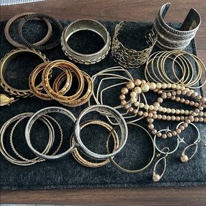 Jewelry Lot of 37 pieces of vintage jewerly